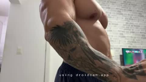 Snapshot of couplemuscle40 chatting on 6, 7, 2026 couplemuscle40 online show from 6, 7, 2026