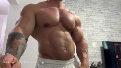 Snapshot of couplemuscle40 chatting on 7, 7, 2026 couplemuscle40 online show from 7, 7, 2026