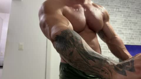 Snapshot of couplemuscle40 chatting on 21, 7, 2026 couplemuscle40 online show from 21, 7, 2026