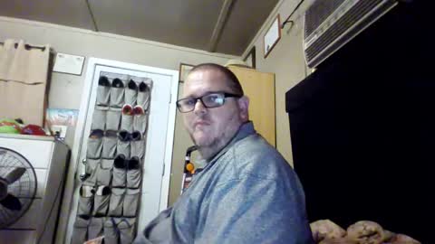 Snapshot of creeeping_death chatting on 2, 10, 2025 The hopeless romantic online show from 2, 10, 2025