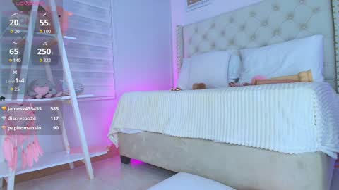 Snapshot of cristal_bunny chatting on 8, 1, 2025 Cristal online show from 8, 1, 2025