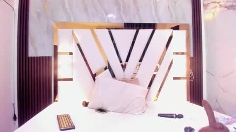 Snapshot of cristhinbrown chatting on 5, 11, 2025 cristin online show from 5, 11, 2025