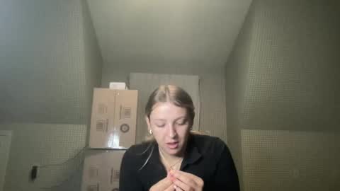 Snapshot of crystallee170 chatting on 25, 10, 2025 CrystalBabyy online show from 25, 10, 2025