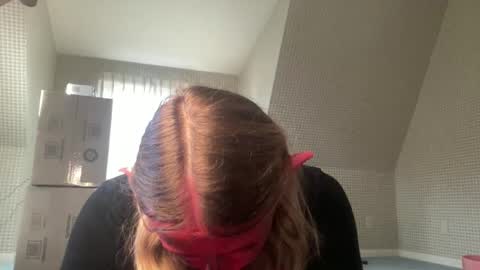 Snapshot of crystallee170 chatting on 30, 10, 2025 CrystalBabyy online show from 30, 10, 2025