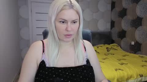 Snapshot of crystalleyessq chatting on 26, 10, 2025 CrystallEyessq online show from 26, 10, 2025