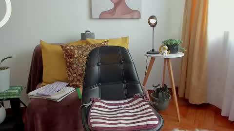 Leonela online show from 2, 3, 2025