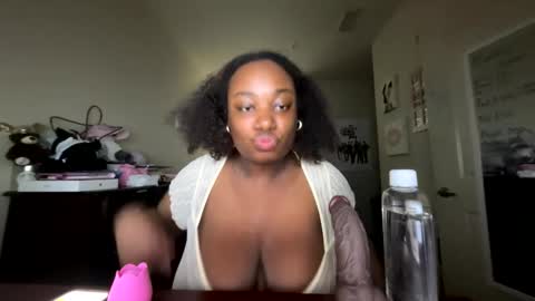 Snapshot of cum4maxsgirl chatting on 10, 5, 2026 cutiecamgirl 3 online show from 10, 5, 2026