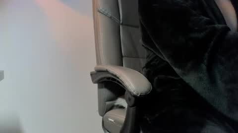 Snapshot of cum_gun_19 chatting on 8, 10, 2025 cum gun online show from 8, 10, 2025
