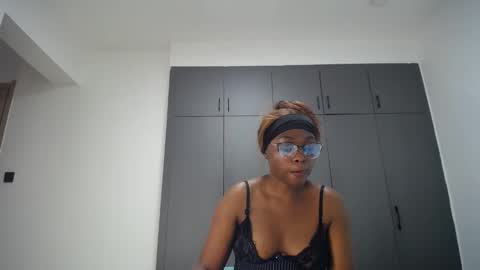 Snapshot of cute_ass18 chatting on 25, 4, 2026 Liya online show from 25, 4, 2026