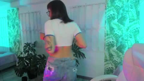 Snapshot of cute_hollywood chatting on 13, 11, 2025 Sofa online show from 13, 11, 2025