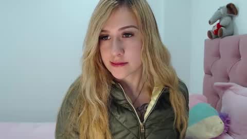 Snapshot of cute_isaa chatting on 2, 2, 2025 Isabella online show from 2, 2, 2025