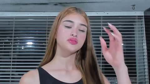 Snapshot of cuteanddesesperate chatting on 18, 2, 2025 WANNA SEE MORE OF TWINS online show from 18, 2, 2025