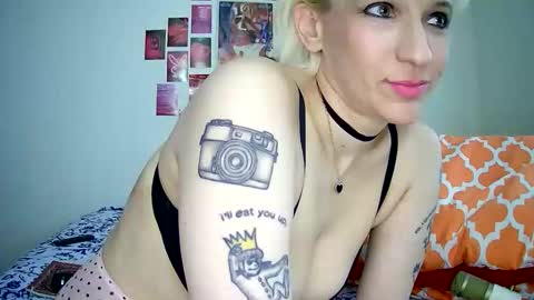 Snapshot of cutefemme chatting on 7, 5, 2026 Bella online show from 7, 5, 2026