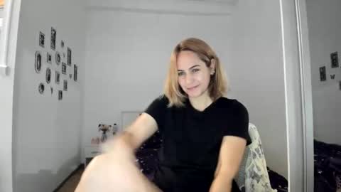 Snapshot of cutehana chatting on 20, 10, 2025 MADY online show from 20, 10, 2025