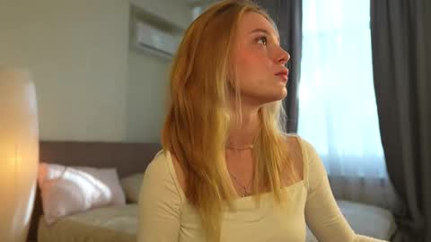 Snapshot of cyberheart_ chatting on 8, 10, 2025 EMILY online show from 8, 10, 2025