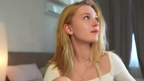 Snapshot of cyberheart_ chatting on 20, 10, 2025 EMILY online show from 20, 10, 2025