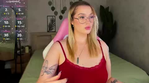 Snapshot of daisy_beckerr chatting on 9, 8, 2026 Viickie online show from 9, 8, 2026