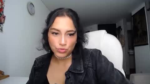 IG  dakotasofiaa online show from 18, 1, 2025