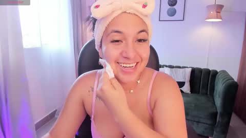 Snapshot of dandara_thompsson chatting on 22, 12, 2025 Dandara online show from 22, 12, 2025