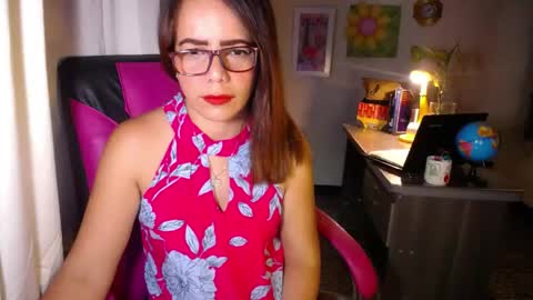 Snapshot of danielle_rose_ chatting on 5, 5, 2026 Angie online show from 5, 5, 2026