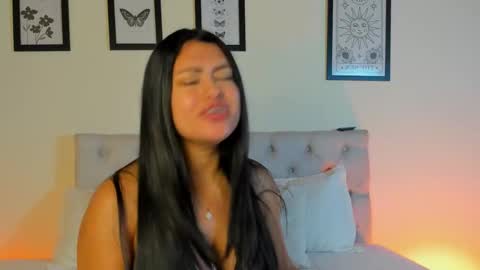 Snapshot of daphne_24 chatting on 1, 11, 2025 Antonella Mora online show from 1, 11, 2025