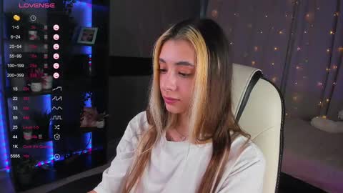 Snapshot of darlabelle chatting on 12, 3, 2025 Belle online show from 12, 3, 2025