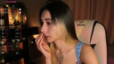 Snapshot of darlabelle chatting on 5, 11, 2025 Belle online show from 5, 11, 2025