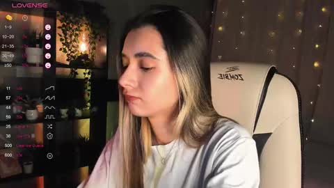 Snapshot of darlabelle chatting on 15, 11, 2025 Belle online show from 15, 11, 2025