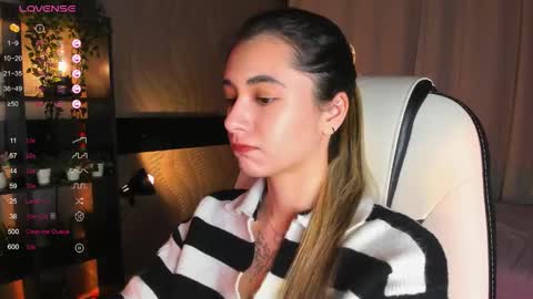 Snapshot of darlabelle chatting on 4, 12, 2025 Belle online show from 4, 12, 2025