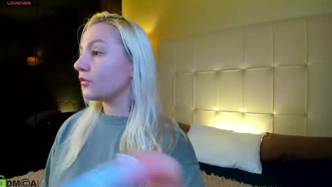 Debbie Mon Tue Fri Sun Sat GMT 3 1000am - 0400pm  online show from 2, 4, 2026