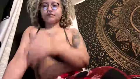 Snapshot of deluxxxeblu chatting on 11, 2, 2025 TankinBody online show from 11, 2, 2025