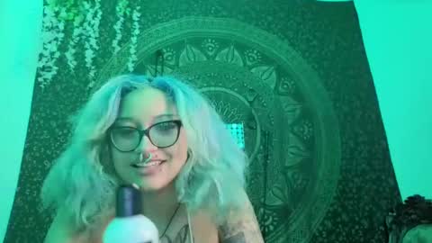 Snapshot of deluxxxeblu chatting on 17, 9, 2025 TankinBody online show from 17, 9, 2025