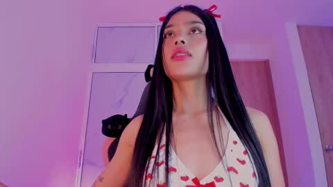 Snapshot of devours_fire chatting on 23, 5, 2026 Sara 3 online show from 23, 5, 2026