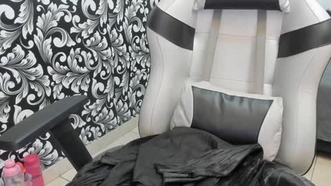 Snapshot of dirty_foxy chatting on 1, 2, 2025 Violet online show from 1, 2, 2025