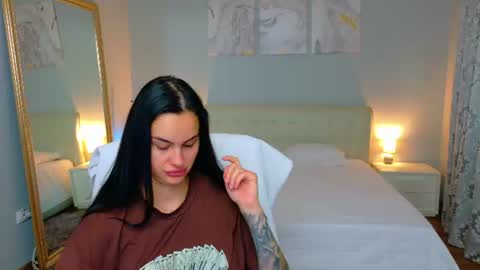 Snapshot of divineluxe chatting on 6, 7, 2026 Ivory Blue. online show from 6, 7, 2026