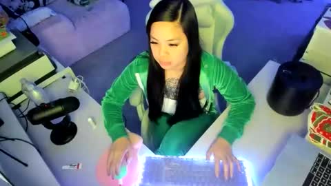 DOLLLFACE online show from 16, 12, 2025