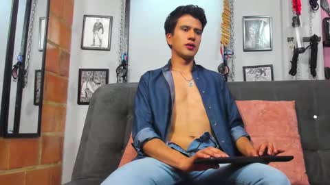 Snapshot of dom2travelers_sm chatting on 8, 3, 2025 Diego Castell online show from 8, 3, 2025