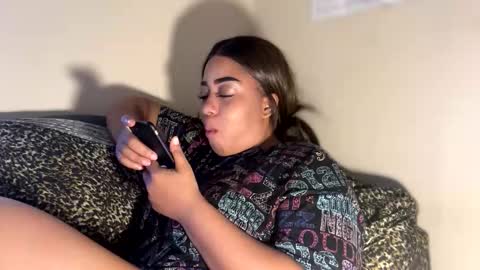 dove_love22 online show from 17, 12, 2025