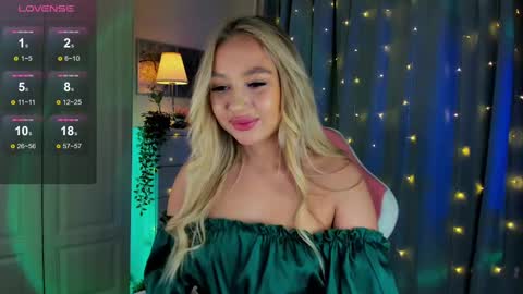 Snapshot of dreamaise chatting on 12, 3, 2025  Mary   pvt open    use pink and blue app lovense online show from 12, 3, 2025