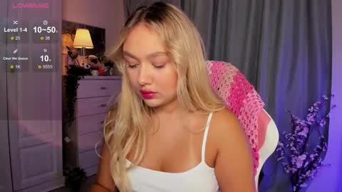 Snapshot of dreamaise chatting on 12, 10, 2025  Mary   pvt open    use pink and blue app lovense online show from 12, 10, 2025