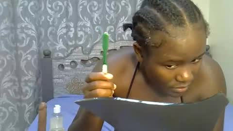 Snapshot of ebonnyqueeen chatting on 17, 12, 2025 Queen online show from 17, 12, 2025