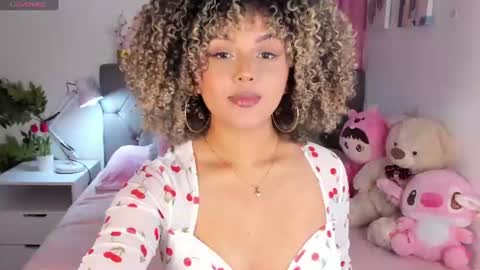 Snapshot of ebony_curly2 chatting on 1, 7, 2026 isa online show from 1, 7, 2026