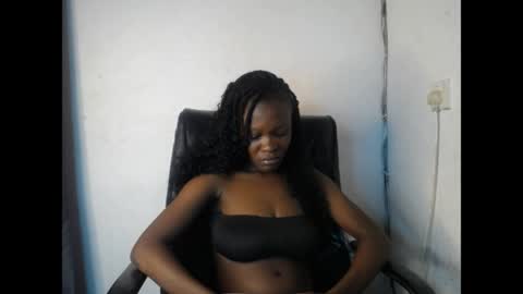 Snapshot of ebony_petitegirl chatting on 13, 4, 2026 Lilly online show from 13, 4, 2026