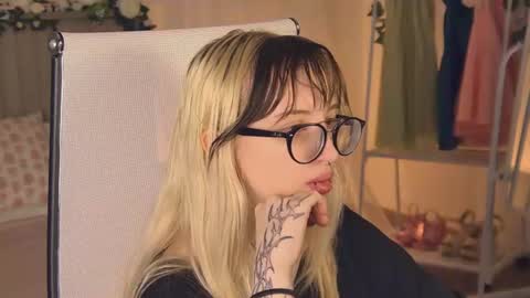 Snapshot of eevamarie chatting on 9, 7, 2026 EVA NON NUDE online show from 9, 7, 2026