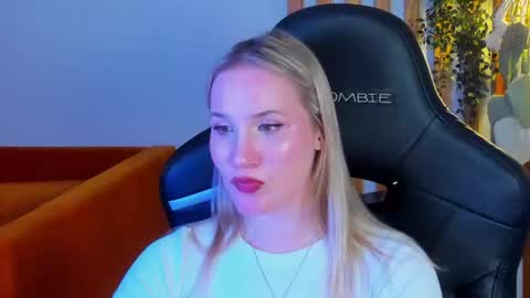 Snapshot of elaravoltage chatting on 11, 6, 2026 elaravoltage online show from 11, 6, 2026