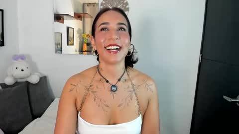Snapshot of electra_hunt chatting on 8, 5, 2026 Electra- Please help me reach 100 likes online show from 8, 5, 2026