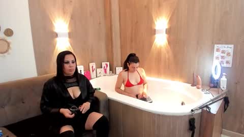 Karina and Melisa online show from 4, 12, 2025