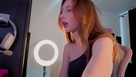 Snapshot of elfiecollins chatting on 19, 5, 2026 Elfie online show from 19, 5, 2026