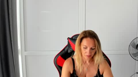Snapshot of elinarosee chatting on 3, 7, 2026 Milena online show from 3, 7, 2026