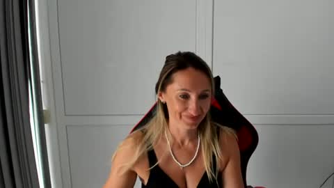 Snapshot of elinarosee chatting on 20, 7, 2026 Milena online show from 20, 7, 2026